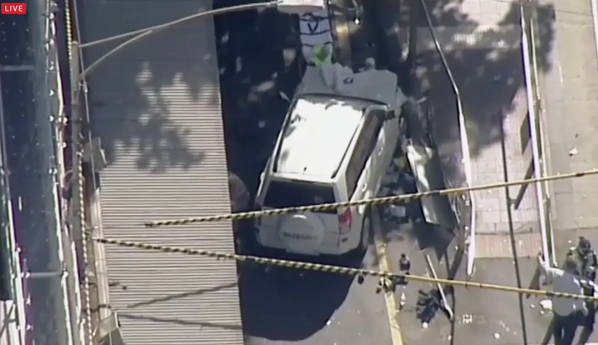 Sebuah mobil SUV menabrak kerumunan pejalan kaki di persimpangan jalan Flinders dan Elizabeth, kawasan pusat bisnis Melbourne, Australia, Kamis (21/12). Belasan orang dilaporkan terluka, salah satunya seorang balita. (Australian Broadcast Corp. via AP)