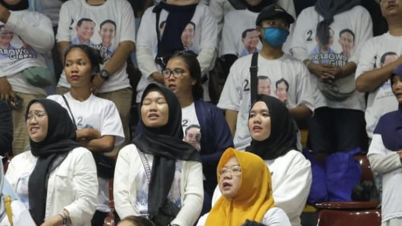 Persiapan para relawan saat menghadiri Apel Siaga Petugas Posko Pemenangan Prabowo-Gibran di Pemilu 2024.