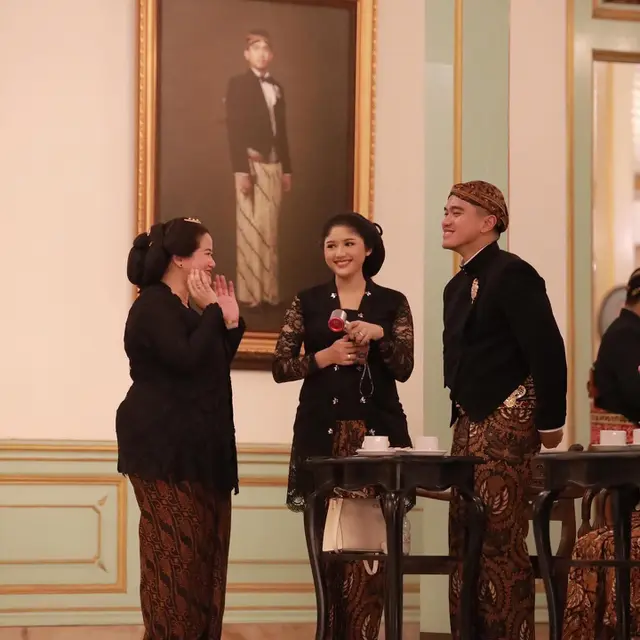 7 Potret Kaesang Pangarep dan Erina Gudona pada Peringatan 1 Suro di Pura Mangkunegaran