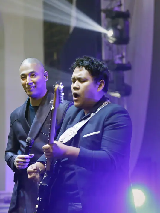 Di hari kasih sayang, Marcell justru mengajak para penggemarnya menggalau  bersama. Ia melanjutkan penampilannya dengan menyanyikan lagu 'Perih', 'Peri Cintaku', 'Tak kan Terganti', 'Semusim' dan 'Mendedam'. (Bambang E.Ros/Fimela.com)