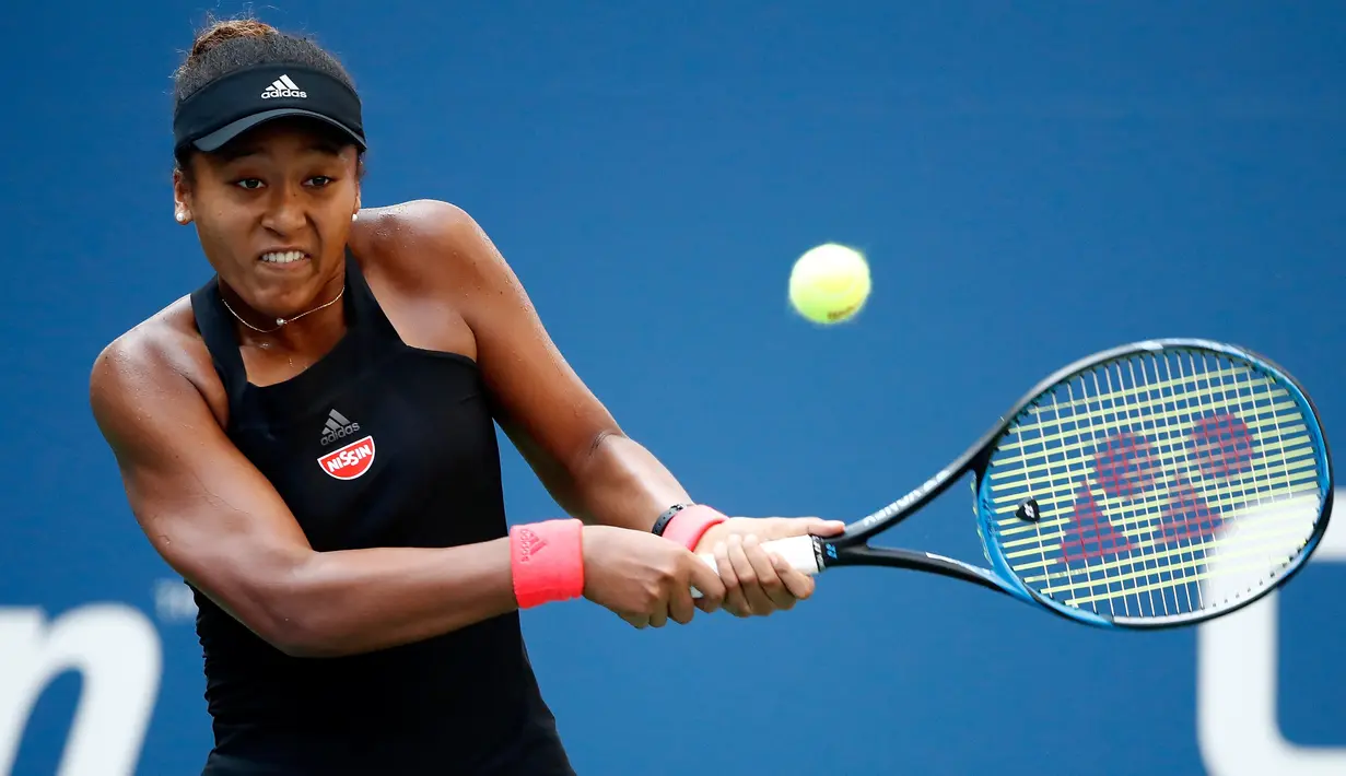 Petenis Jepang, Naomi Osaka mengembalikan bola ke arah Aryna Sabalenka dari Belarus pada laga putaran keempat AS Terbuka di New York, Senin (3/9). Osaka untuk pertama kalinya mencapai perempat final kompetisi Grand Slam. (JULIAN FINNEY/GETTY IMAGES /AFP)