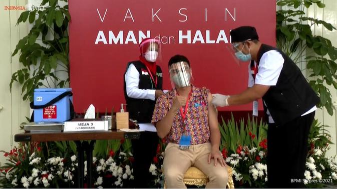 Raffi Ahmad terima vaksin. (tangkapan layar YouTube/ Sekretariat Presiden)