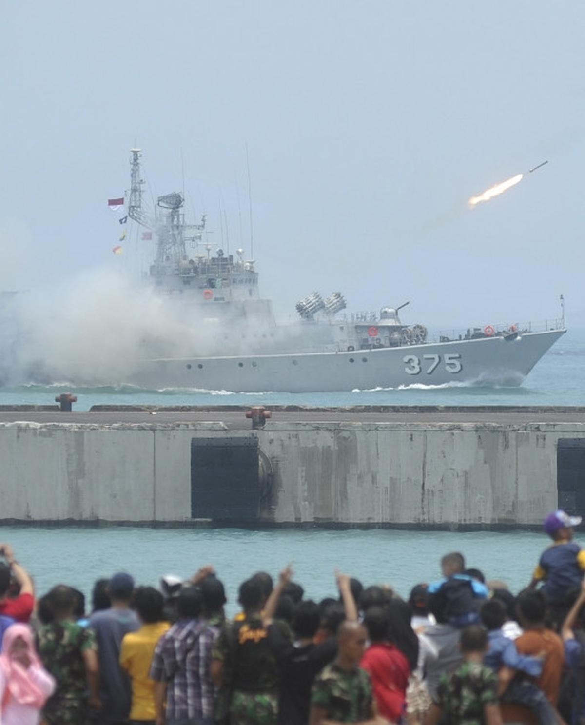 Geladi resik HUT TNI, warga tonton peluncuran rudal dari dekat