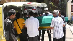 Kerabat mengeluarkan jenazah pesinetron Renita Sukardi dari mobil ambulan setibanya di rumah duka kawasan Pondok Kelapa, Jakarta, Senin (10/4). Renita meninggal dunia usai dirawat karena menderita kanker payudara stadium 3B. (Liputan6.com/Herman Zakharia)