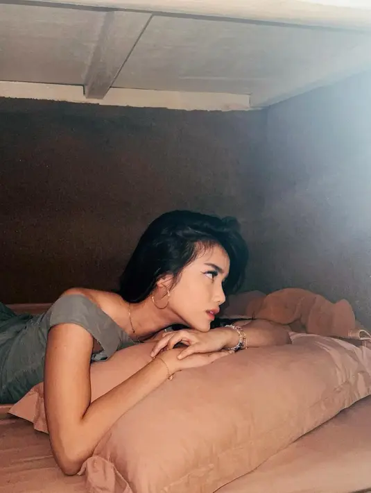 Gaya simpel Fuji memang selalu mencuri perhatian. Kali ini ia tampil chic mengenakan dress. [Foto: Instagram/fuji_an]