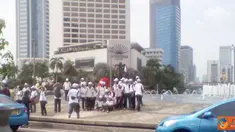 Citizen6, Jakarta: Aksi turun ke jalan Indonesian Kidney Care Club di Bunderan HI, kamis (10/3) kemarin. Dalam rangka hari ginjal sedunia. aksi tersebut dilakukan dengan membagikan selebaran kepada setiap pengguna jalan yang melintas baik kendaraan roda d