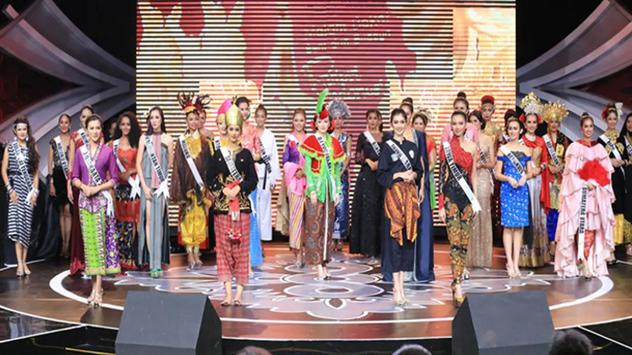 Para 38 finalis unjuk bakat untuk meraih mahkota dan gelar Puteri Indonesia 2017 di Malam Bakat yang berlokasi di Studio 2 Indosiar, Senin (27/3/2017) malam.