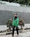 Kamu dapat tampil ekstra saat keluar rumah dengan blazer bewarna hijau dan leather pants, lho. (instagram/tasyafarasya)
