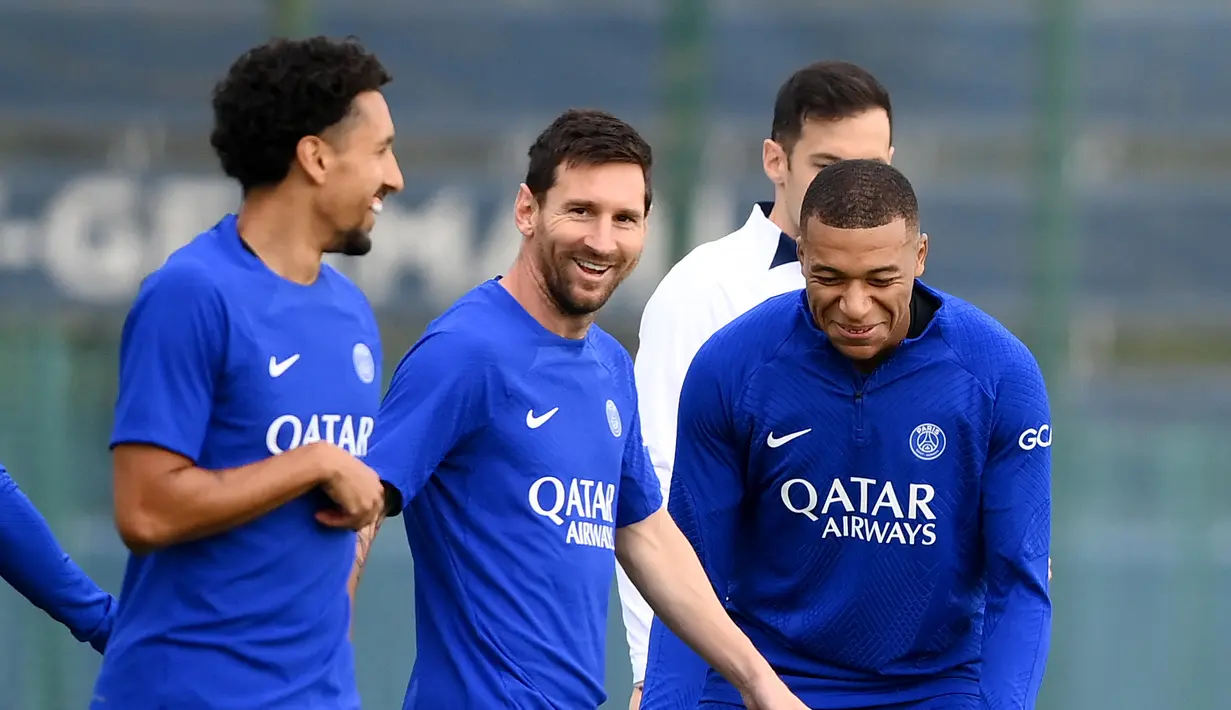 Bek Paris Saint-Germain (PSG) Marquinhos (kiri) tertawa bersama Lionel Messi dan Kylian Mbappe ambil bagian dalam sesi latihan di Saint-Germain-en-Laye di luar Paris, Senin (5/9/2022).  PSG akan menjamu Juventus pada matchday 1 Grup H Liga Champions 2022/2023 di Parc des Princes, Rabu 7 September 2022 dini hari. (Photo by FRANCK FIFE / AFP)