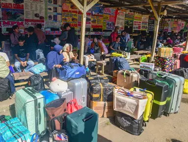 Para calon penumpang menunggu waktu keberangkatan di Agen Bus Pondok Pinang, Jakarta Selatan, Sabtu (14/3/2026). (merdeka.com/Arie Basuki)