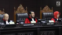 Ketua Mahkamah Konstitusi Anwar Usman (tengah) memimpin sidang uji materi UU KPK di Gedung MK, Jakarta, Senin (30/9/2019). Panel Majelis Hakim Konstitusi menyoroti ketiadaan nomenklatur UU KPK hasil revisi tersebut. (Liputan6.com/Angga Yuniar)