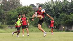 Jordi Amat mencoba mengalau bola pada saat sesi latihan Persija Jakarta yang bertempat di Persija Training Ground, Bojongsari, Rabu (5/11/2025).