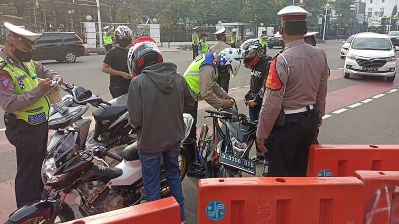 Petugas Kepolisian melakukan razia di silang monas, Jakarta Pusat (Satpatwalpoldametrojaya)