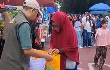 DLH Mataram Bagikan Eco Bag Gratis, Perkuat Larangan Plastik Sekali Pakai di Pasar Tradisional