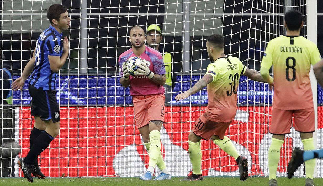 Tugas pertama Walker adalah menghalau tendangan bebas Alejandro Gomez dan dia melakukan tugasnya, meski terlihat kurang meyakinkan. (Foto: AP/Luca Bruno)