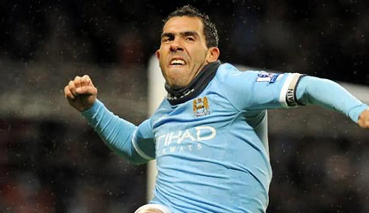 Kapten Manchester City Carlos Tevez meluapkan kegembirannya usai mencetak gol saat melawan Wolverhampton Wanderers dalam lanjutan Liga Premier di City of Manchester Stadium, 15 Januari 2011. AFP PHOTO/ANDREW YATES