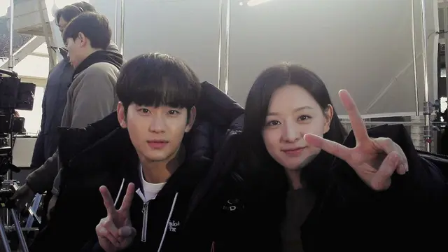 Kim Soo Hyun dan aktris cantik yang pernah jadi lawan mainnya. (credit:instagram.com/soohyun_k216)