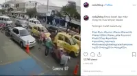 Dalam video yang dibagikan akun Instagram @roda2blog, terlihat sebuah motor yang tengah melaju harus terjatuh karena penumpang taksi yang tiba-tiba membuka pintu mobil.