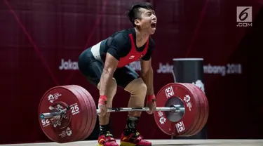 Lifter Indonesia, Deni saat berlaga pada Asian Games 2018 di JIExpo, Jakarta, Rabu (22/8). Deni meraih hasil positif pada cabang olahraga angkat besi Grup B kelas 69 Kg putra Asian Games 2018. (Bola.com/Vitalis Yogi Trisna)