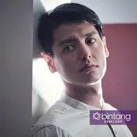 Usia Roger Danuarta kini sudah 36 tahun. Meski usianya mendekati kepala empat, Roger belum mau bercerita kapan akan melepas masa lajangnya. Begitu juga ketika ditanya terkait kedekatannya dengan salah satu pemain sinetron. (Deki Prayoga/Bintang.com)
