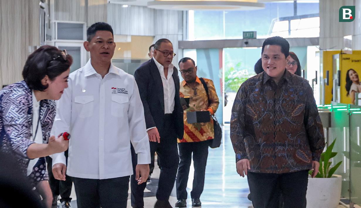 Menpora RI, Erick Thohir, Ketua Komite Olimpiade Indonesia (KOI), Raja Sapta Oktohari berjalan bersama menuju ruang media setelah melakukan pertemuan membahas SEA Games 2027 di Kantor Kemenpora RI, Senayan, Jakarta Pusat, Jumat (20/02/2026). (Bola.com/Nur Iman Ali)