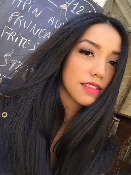 Mengaku sudah mengerti perkara hijab yang tak hanya di urusan syuting film saja. Ia sudah lama tahu, bahkan sejak zaman sekolah dulu. (Instagram/vaelovexia)