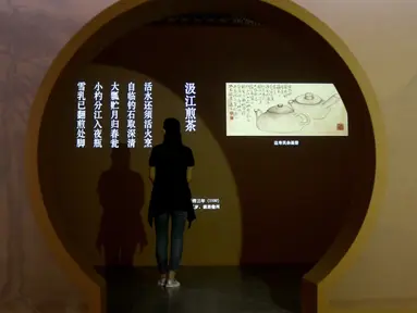 Pengunjung mengamati benda saat konferensi pers pameran kaligrafi dan lukisan Su Shi di Museum Istana, Beijing, China, 31 Agustus 2020. Su Shi yang juga dikenal sebagai Su Dongpo merupakan sastrawan terkenal dari Dinasti Song Utara (960-1127). (Xinhua/Jin Liangkuai)