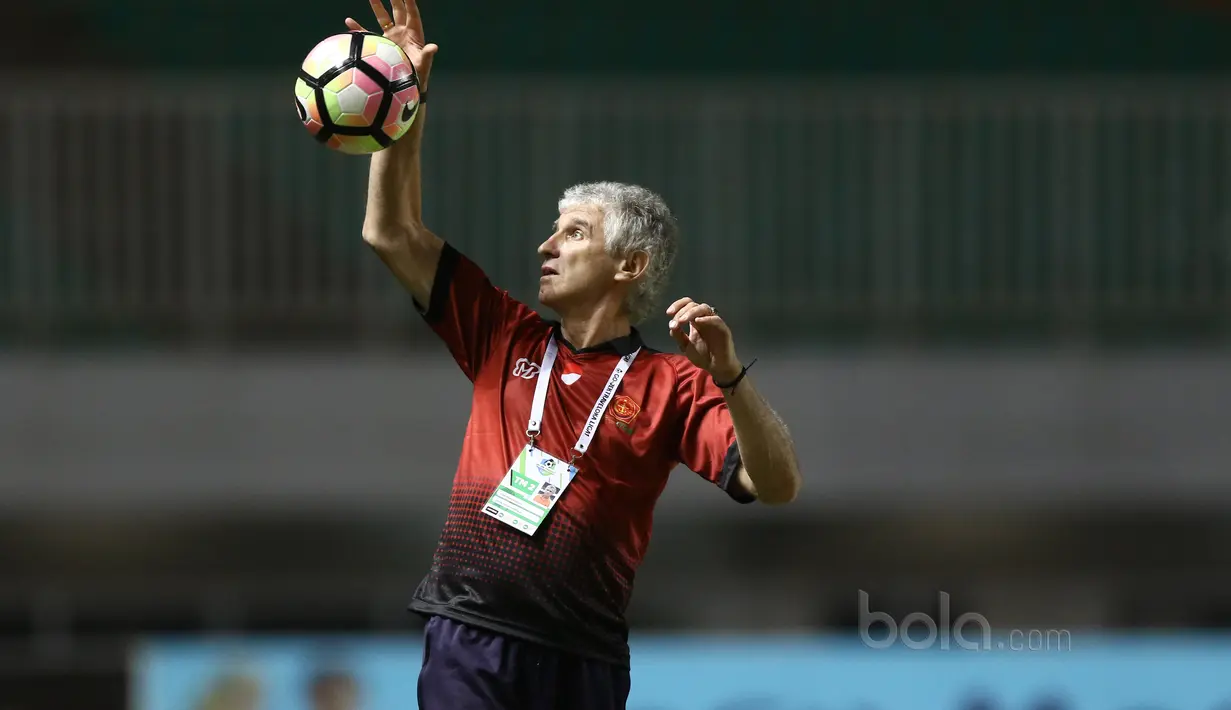 Ivan Kolev  menangkap bola saat mendampingi anak asuhnya PS TNI melawan Perseru Serui pada Liga 1 2017 di Stadion Pakansari, Bogor, Minggu (18/6/2017). PS TNI menang 1-0. (Bola.com/Nicklas Hanoatubun)