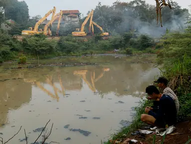 Sejumlah alat berat tak terurus dan berhenti beroperasi di waduk Brigif, Jakarta, Jumat (6/11/2015). Pembangunan waduk Brigif di Kelurahan Cipedak, Jagakarsa sudah setahun mangkrak. (Liputan6.com/Yoppy renato)