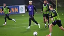 Gelandang tim nasional Jerman, Robert Andrich (kedua dari kiri) dan Jonathan Tah (kedua dari kanan) saat sesi latihan bersama di stadion di Frankfurt am Main, Jerman, pada 11 November 2024. (Kirill KUDRYAVTSEV/AFP)