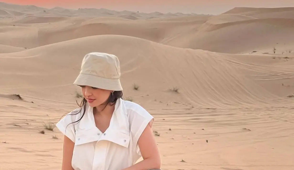 Sudah menjadi sebuah kegiatan lumrah saat Raline Shah pergi ke luar negeri menghadiri berbagai acara internasional. Mulai dari acara film hingga fashion. Kerap abadikan potrer kesibukannya di media sosial Instagram, kini Raline juga memiliki media sosil TikTok dalam membagikan berbagai kesehariannya. (Liputan6.com/IG/@ralineshah)
