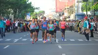 Pelari nasional, Triyaningsih (tiga dari kanan), hanya menempati posisi keempat pada ajang lomba Depok 10 K, di Depok, Jawa Barat, Minggu (30/10/2016). (Humas Depok 10 K)