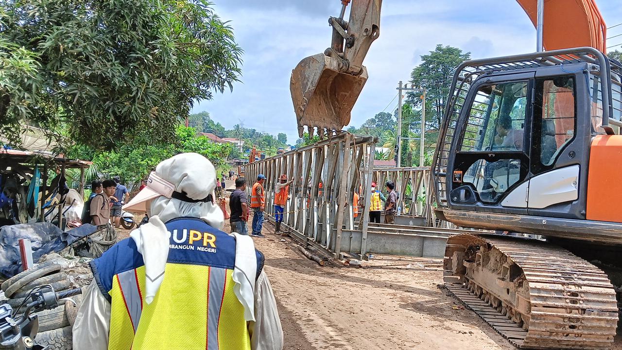 Jalan Nasional Jambi-Sumbar Putus, DPR RI Soroti Truk Obesitas dan Curah Hujan Tinggi