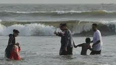 Warga Pakistan mendinginkan diri di pantai Clifton selama gelombang panas yang terjadi di Karachi, Senin (21/5). Lebih dari 60 orang tewas akibat gelombang panas terik yang melanda Karachi, Pakistan, dalam tiga hari terakhir. (AFP/RIZWAN TABASSUM)