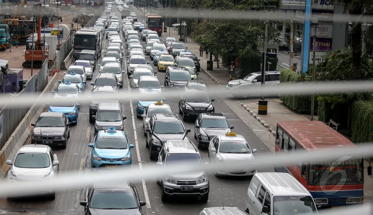 Sejumlah kendaraan terjebak kemacetan di sekitar Bundaran HI, Jakarta, Kamis (14/5/2015). Warga Jakarta dan sekitarnya memanfaatkan liburan panjang akhir pekan dengan memadati pusat-pusat perbelanjaan. (Liputan6.com/Faizal Fanani)