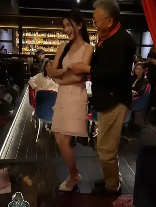 Harleyava Princy selesaikan tampilan dengan gaya yang lebih mature dengan heels berwarna senada [@harleyavaprincy]