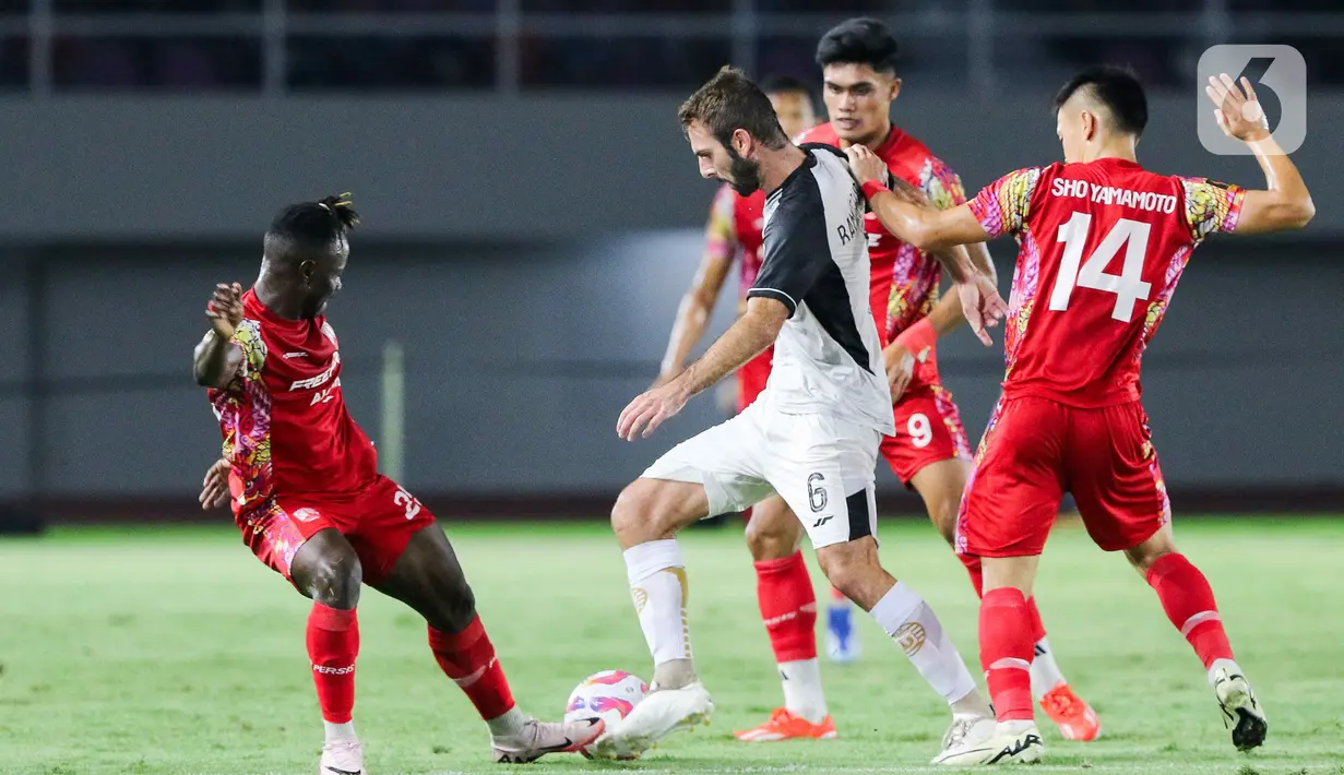 Persija Jakarta terus berupaya mengejar ketertinggalan. (Liputan6.com/Herman Zakharia)