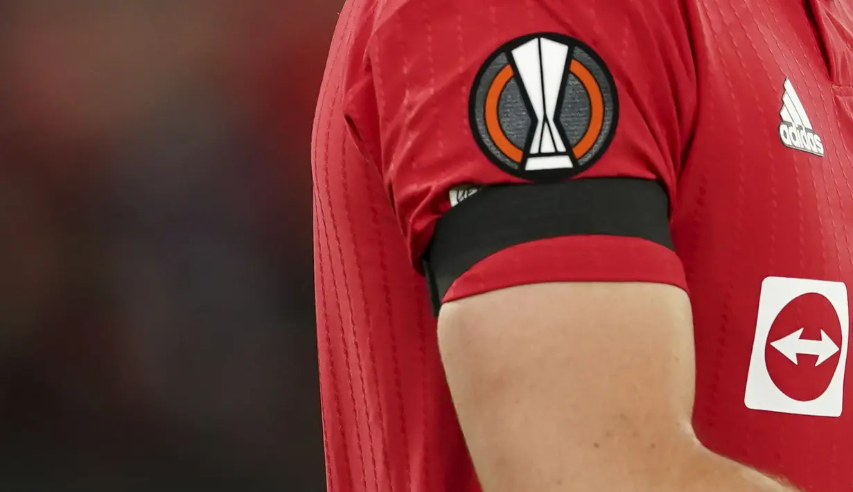 Pita hitam terikat di lengan-lengan pemain tim Liga Inggris seperti yang digunakan oleh salah satu penggawa Manchester United, Harry Maguire saat bertanding melawan Real Sociedad di Liga Europa pada Kamis (8/9/2022) waktu setempat. (AP/Dave Thompson)