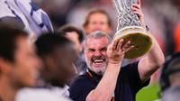 Pelatih kepala Tottenham, Ange Postecoglou, merayakan kemenangannya setelah mengalahkan Manchester United dalam pertandingan final Liga Europa di Stadion San Mames di Bilbao, Spanyol,&nbsp;Kamis dini hari WIB (22-5-2025). (AP Photo/Manu Fernandez)