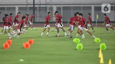 Pesepak bola Timnas Indonesia U-23 melakukan pemanasan saat mengikuti sesi latihan bersama di Stadion Madya, Kompleks Gelora Bung Karno, Senayan, Jakarta, Kamis (17/7/2025). (Liputan6.com/Helmi Fithriansyah)
