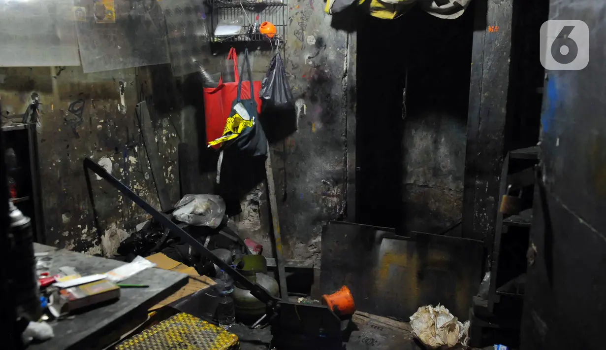 Kondisi rumah industri narkoba di pemukiman padat penduduk Kampung Rawa, Johar Baru, Jakarta Pusat, Selasa (7/2/2023). Polisi mengungkap laboratorium pembuatan narkotika jenis ekstasi dan menetapkan empat tersangka dalam kasus ini. (merdeka.com/Imam Buhori)