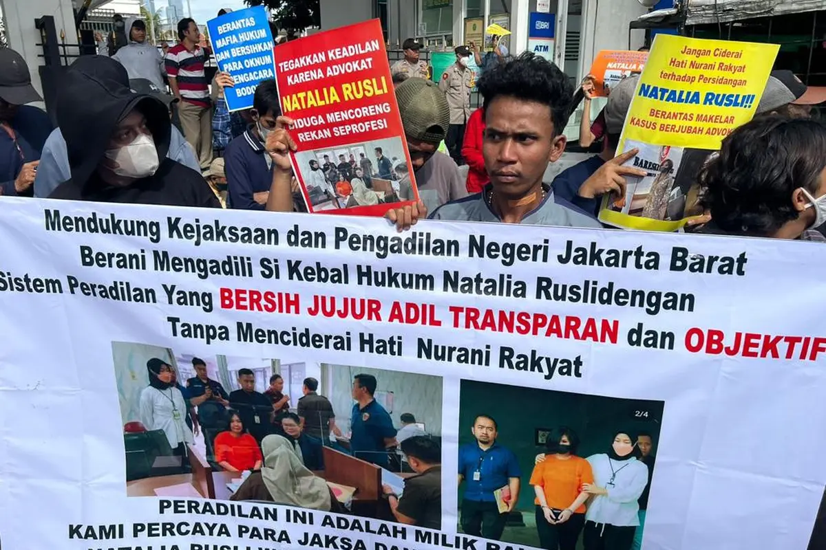 Massa aksi mewarnai sidang Perdana Kasus dugaan penipuan dan penggelapan Advokat Natallia Rusli Di depan Pengadilan Negeri Jakarta Barat (PN Jakbar), Senin (10/4) (Istimewa)