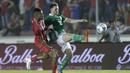 Pemain Irlandia Utara, Corry Evans (kanan) menghalau bola dari kejaran pemain Panama, Anibal Godoy pada laga uji coba di Panama City, (29/5/2018). Panama dan Irlandia Utara bermain imbang 0-0. (AP/Arnulfo Franco)