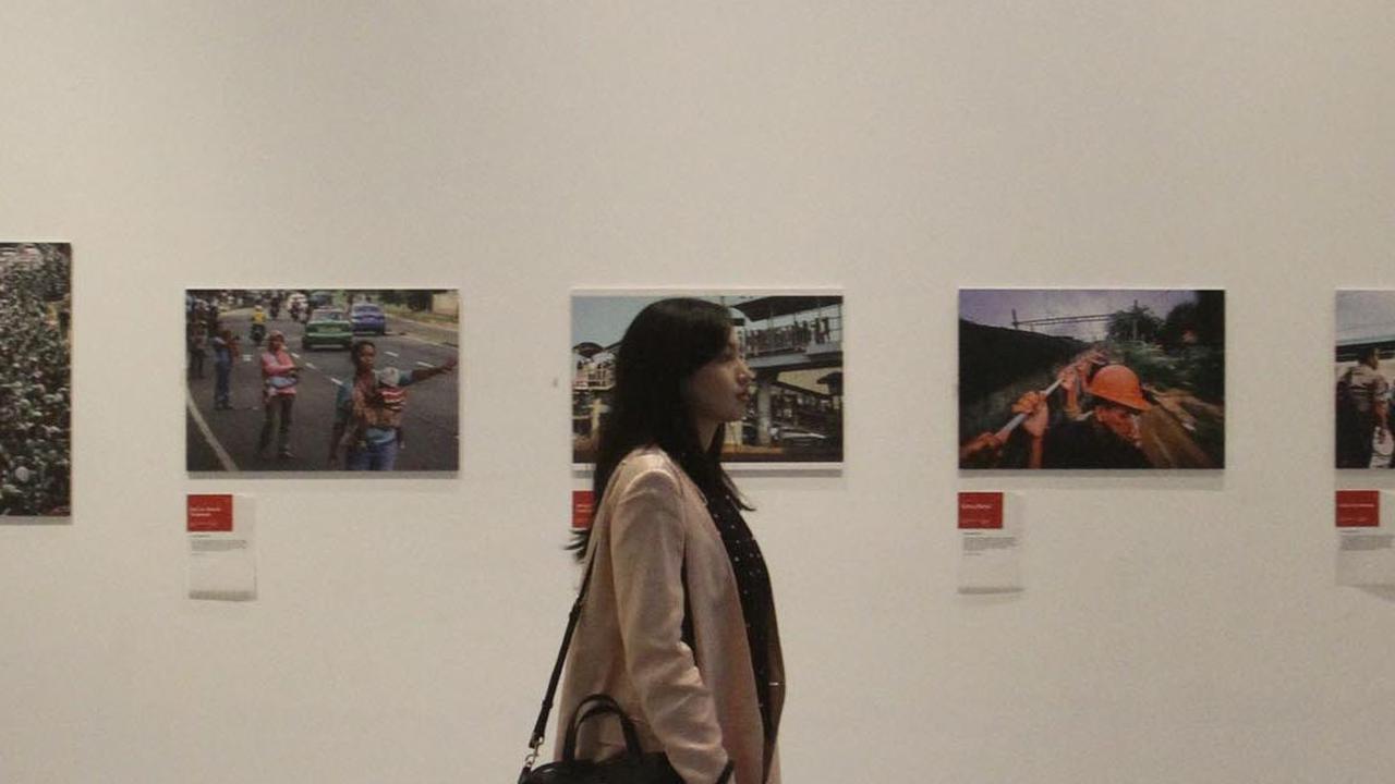 Penghargaan tersebut diberikan untuk foto tunggal berjudul 'Kebakaran Pasar Gembrong'.