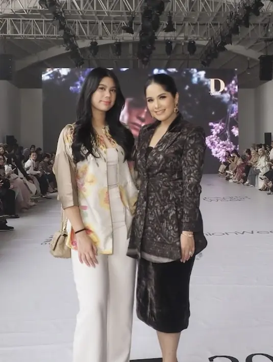 Outer dengan motif dan warna pastel juga bisa jadi opsi untuk tampil formal dengan paduan yang sederhana.  [Foto: Annisa Yudhoyono]