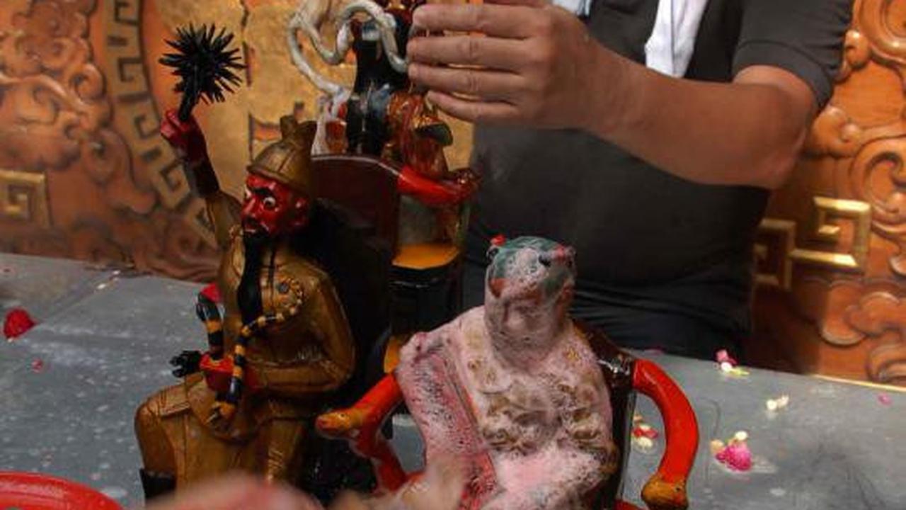 Memandikan patung dewa jelang perayaan Imlek