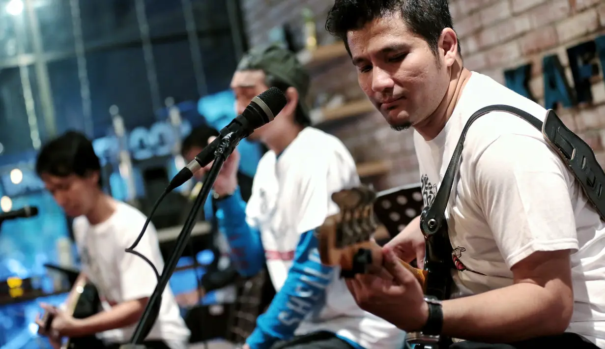 "Jangan karena Sheila genk (sebutan untuk penggemar SO7) mau album yang baru mereka jadi enggak support sama album yang sekarang. Soalnya album Musim Yang Baik itu sebenernya masih bagus, manggung juga masih jalan," jelas Duta. (Adrian Putra/Bintang.com)