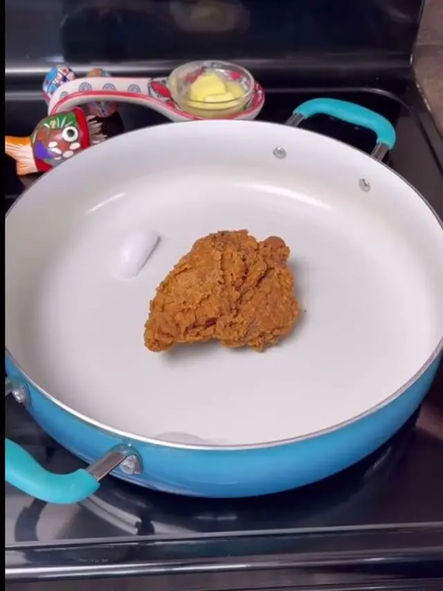 Cara Hangatkan Ayam Goreng Krispi, Bisa Gunakan Es Batu