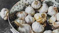 Ilustrasi bawang putih. (dok. Unsplash.com/Anshu A @anshu18)