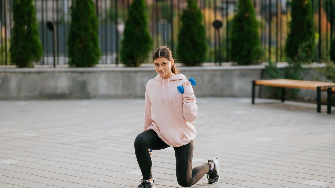 Ilustrasi Side Lunge dengan Single Arm Shoulder Press
